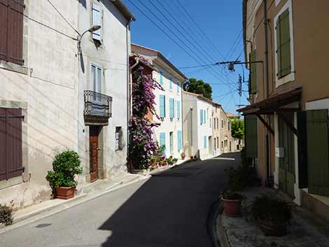 Main street of Paraza